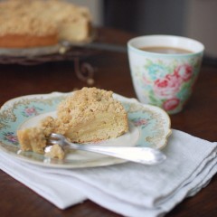 apple cake with streusel from {nifty thrifty things}
