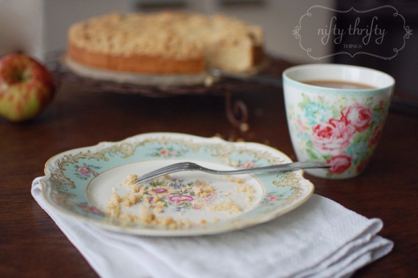 apple cake with streusel from {nifty thrifty things}