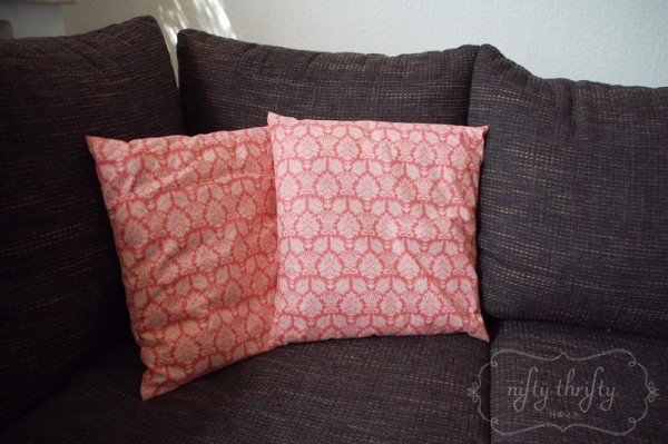 DIY pillow cover from {nifty thrifty things}