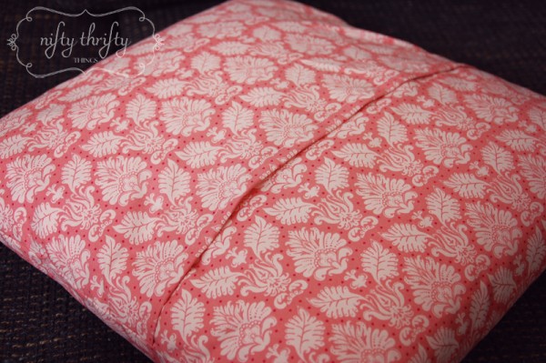 DIY pillow cover from {nifty thrifty things}
