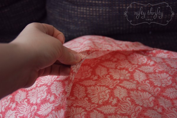 DIY pillow cover from {nifty thrifty things}