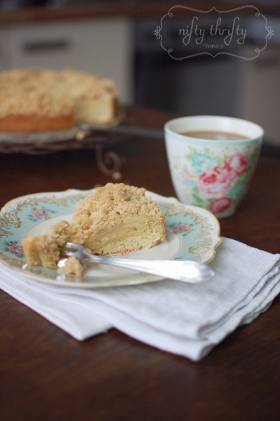 apple cake with streusel from {nifty thrifty things}
